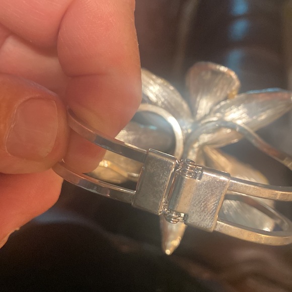 Hinged Flower Metal Bracelet, Yellow & Black, Very Pretty , Looks like 925, 💙 - Picture 7 of 9